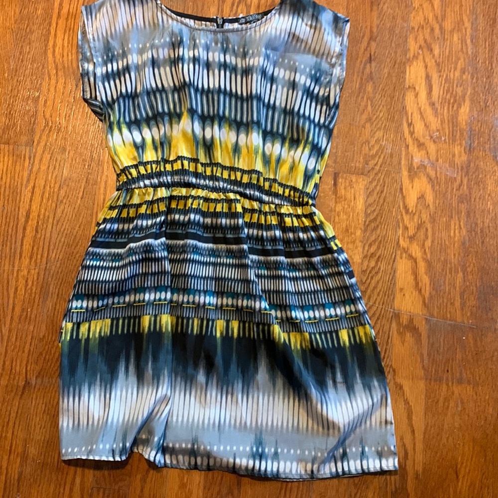 White and yellow short sleeve dress